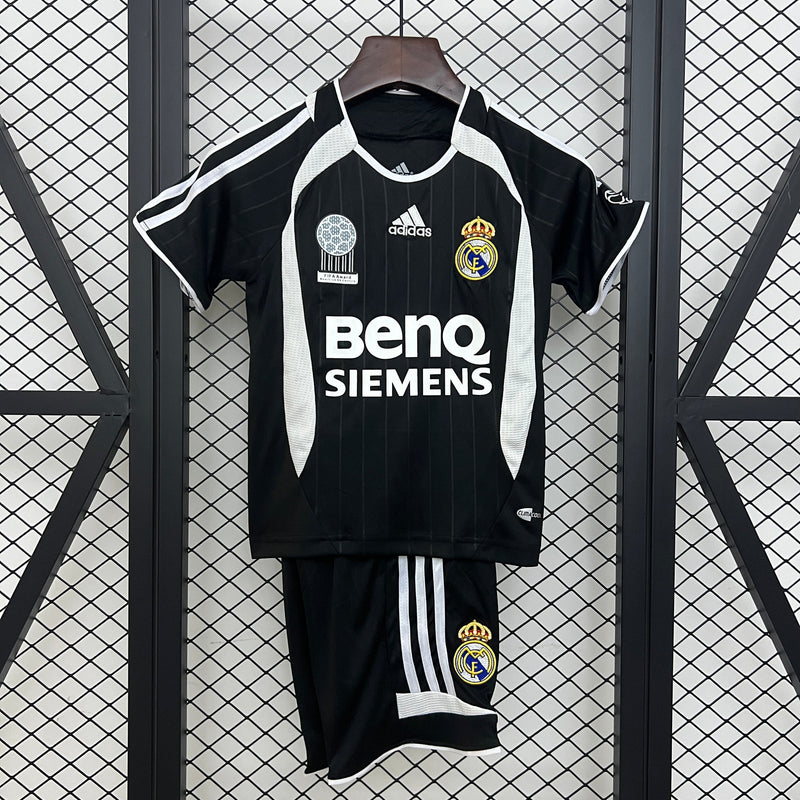 Camiseta y Pantalones Cortos Niños Real Madrid Away Retro 06/07