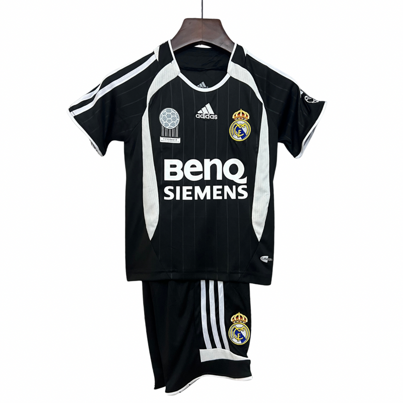 Camiseta y Pantalones Cortos Niños Real Madrid Away Retro 06/07